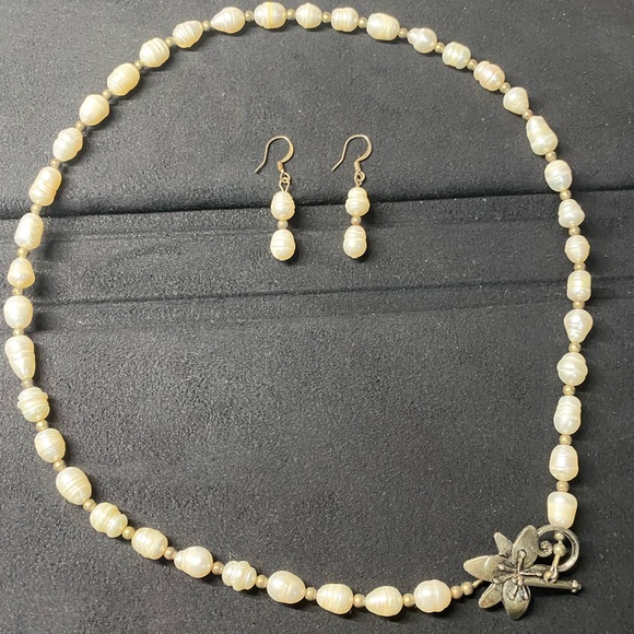 Freshwater Pearl necklace and Earrings - Picture 5 of 14